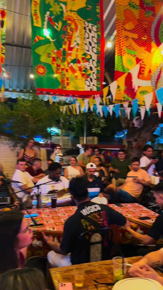 Banderitas y música en vivo